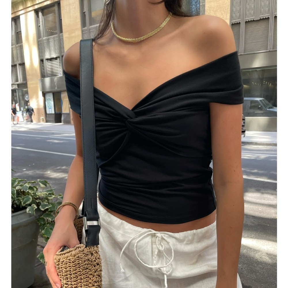 Kourt Binx Top - Black off the shoulder